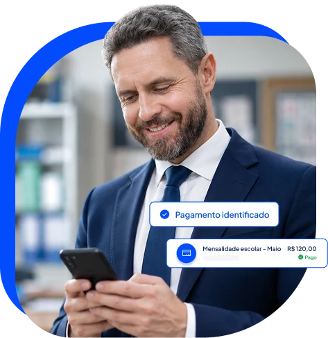 Educador confirmando pagamento de mensalidade pelo celular no app LyTex